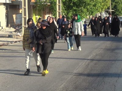 مردم شهر لیکک مرکز شهرستان بهمئی به مناسبت هفته دولت با شرکت در همایش پیاده روی خانوادگی این هفته را گرامی داشتند.